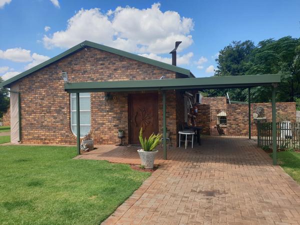 Townhouse For Sale in Koster, Koster
